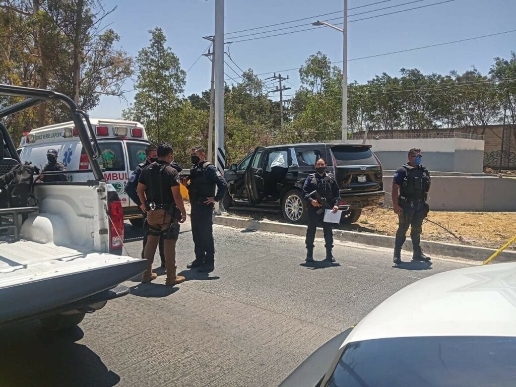 Un hombre, hermano del cantante de corridos Alfredo Olivas, una mujer y un niño de 1 año y 8 meses fallecieron luego de sufrir una agresión a balazos en los cruces de Periférico y 5 de Mayo en el municipio de Zapopan, Jalisco.