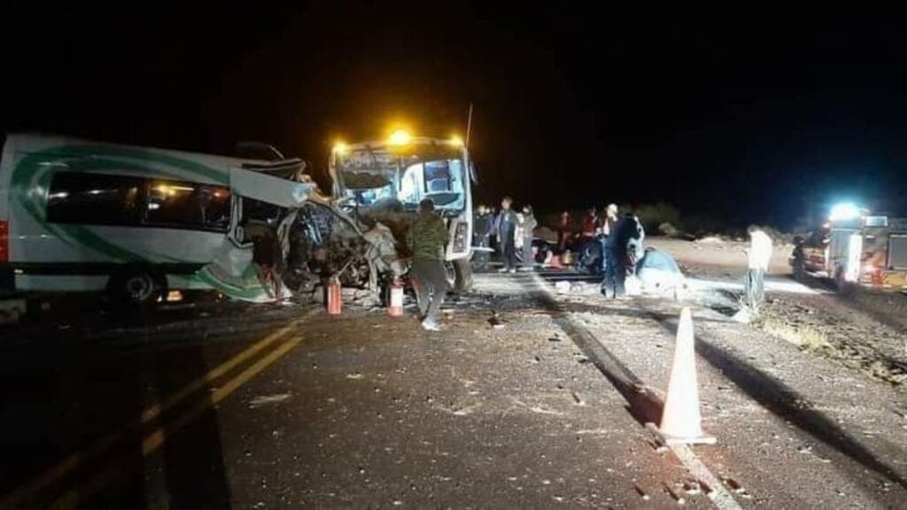 En Caborca, Sonora, el choque de un camión de transporte con personal que labora en la mina oro Noche Buena propiedad de Penmont y una camioneta tipo vans dejó un saldo preliminar de 16 muertos y 13 personas lesionadas.
