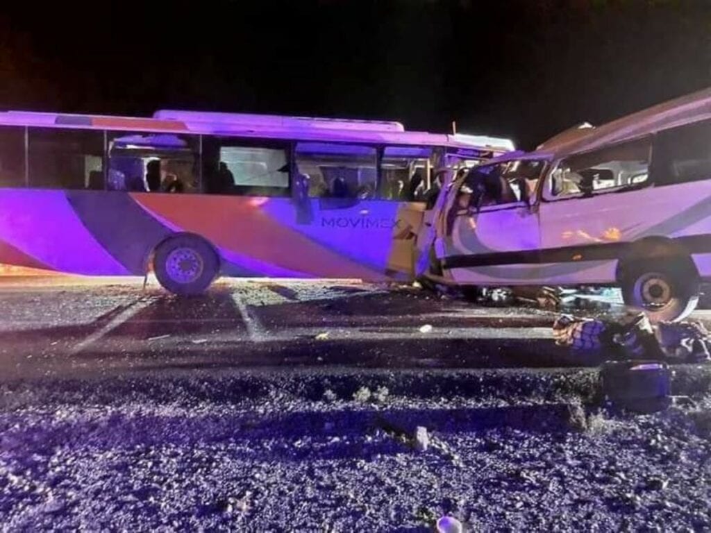 En Caborca, Sonora, el choque de un camión de transporte con personal que labora en la mina oro Noche Buena propiedad de Penmont y una camioneta tipo vans dejó un saldo preliminar de 16 muertos y 13 personas lesionadas.