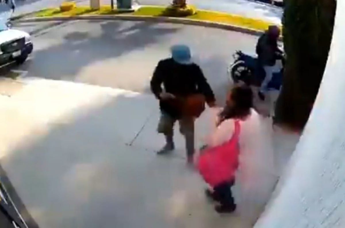 Un video que circula en redes sociales, muestra el momento en el que dos sujetos que viajan en motocicleta, sorprenden a una mujer en calles de San Luis Potosí e intentan asaltarla, pero el atraco no salió como lo esperaban.