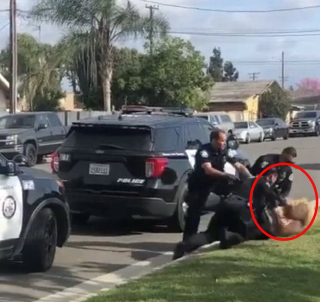 Un video publicado en redes sociales muestra como un agente de la policía de Westminster, en el sur de California, propina dos puñetazos en la cara a una mujer hispana que ya estaba esposada.