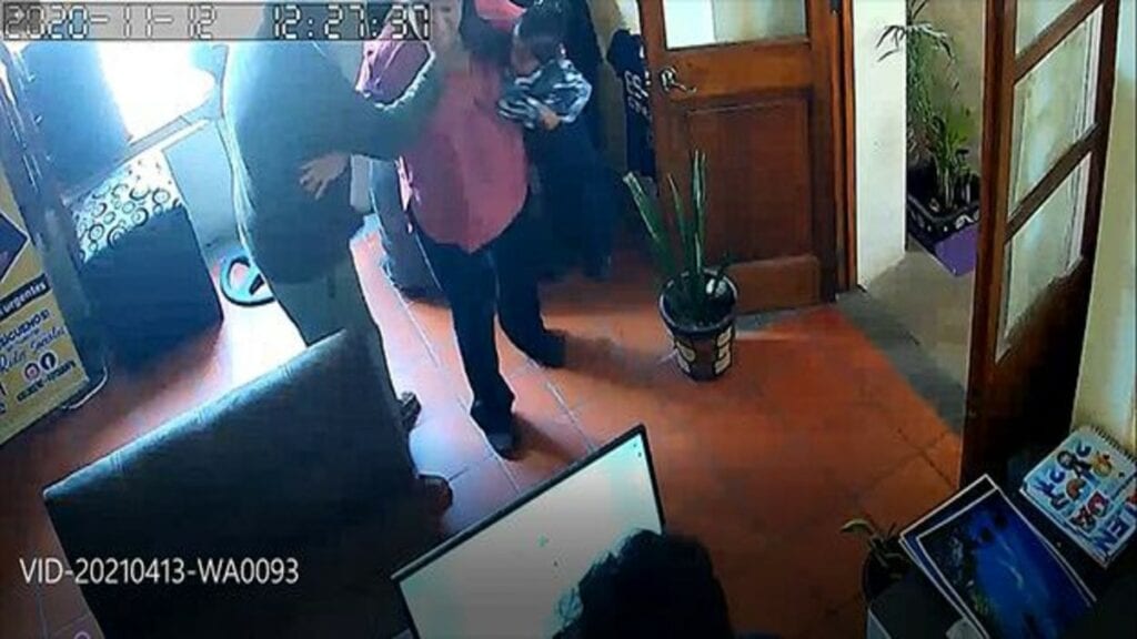 Marco González Trejo, regidor del ayuntamiento de Tasquillo, Hidalgo, fue videograbado en el momento en que agredió física y verbalmente a su esposa, quien cargaba a un bebé en brazos.