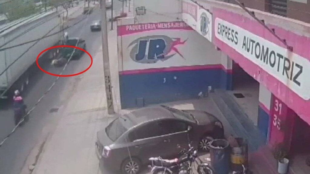 En redes sociales se ha viralizado un video del momento en el que un motociclista murió tras ser atropellado por un tráiler sobre el bulevar Juan José Torres Landa, en León, Guanajuato.