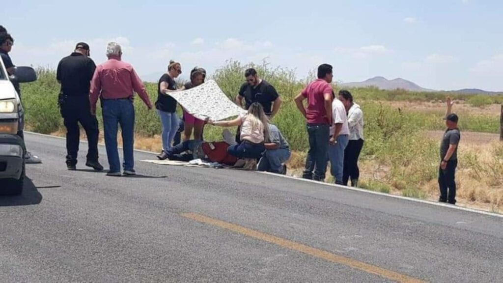 Un aparatoso accidente carretero dejó cuatro personas que perdieron la vida calcinadas y uno más resultó lesionado, en la carretera Ciudad Juárez – Chihuahua, en el entronque a Palomas.