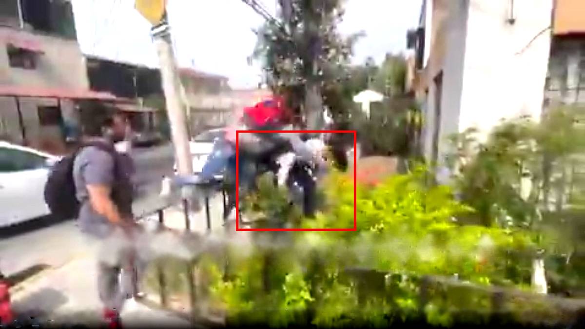 Ciclista se roba un celular, en su escape lo atropellan y lo tunden