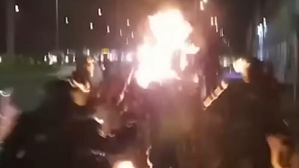 Incendiaron a un policía con una bomba molotov