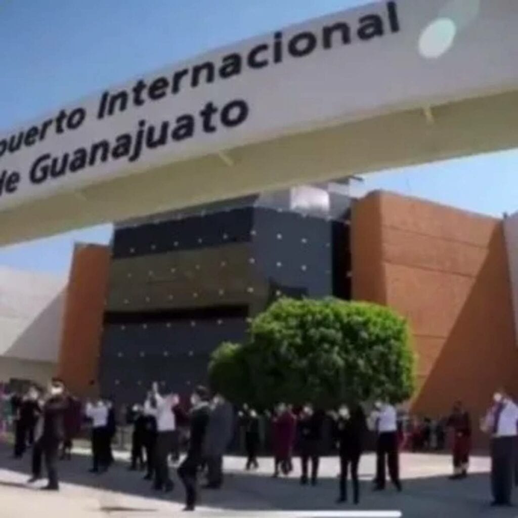 Imágenes del Aeropuerto Internacional de Guanajuato son compartidas en un video donde pilotos y sobrecargos bailan el Jerusalema Challenge.