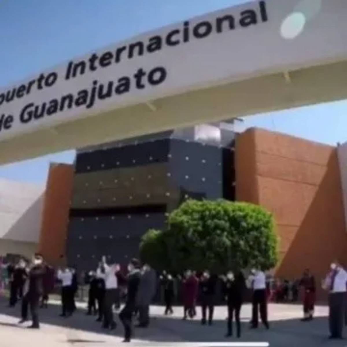Imágenes del Aeropuerto Internacional de Guanajuato son compartidas en un video donde pilotos y sobrecargos bailan el Jerusalema Challenge.