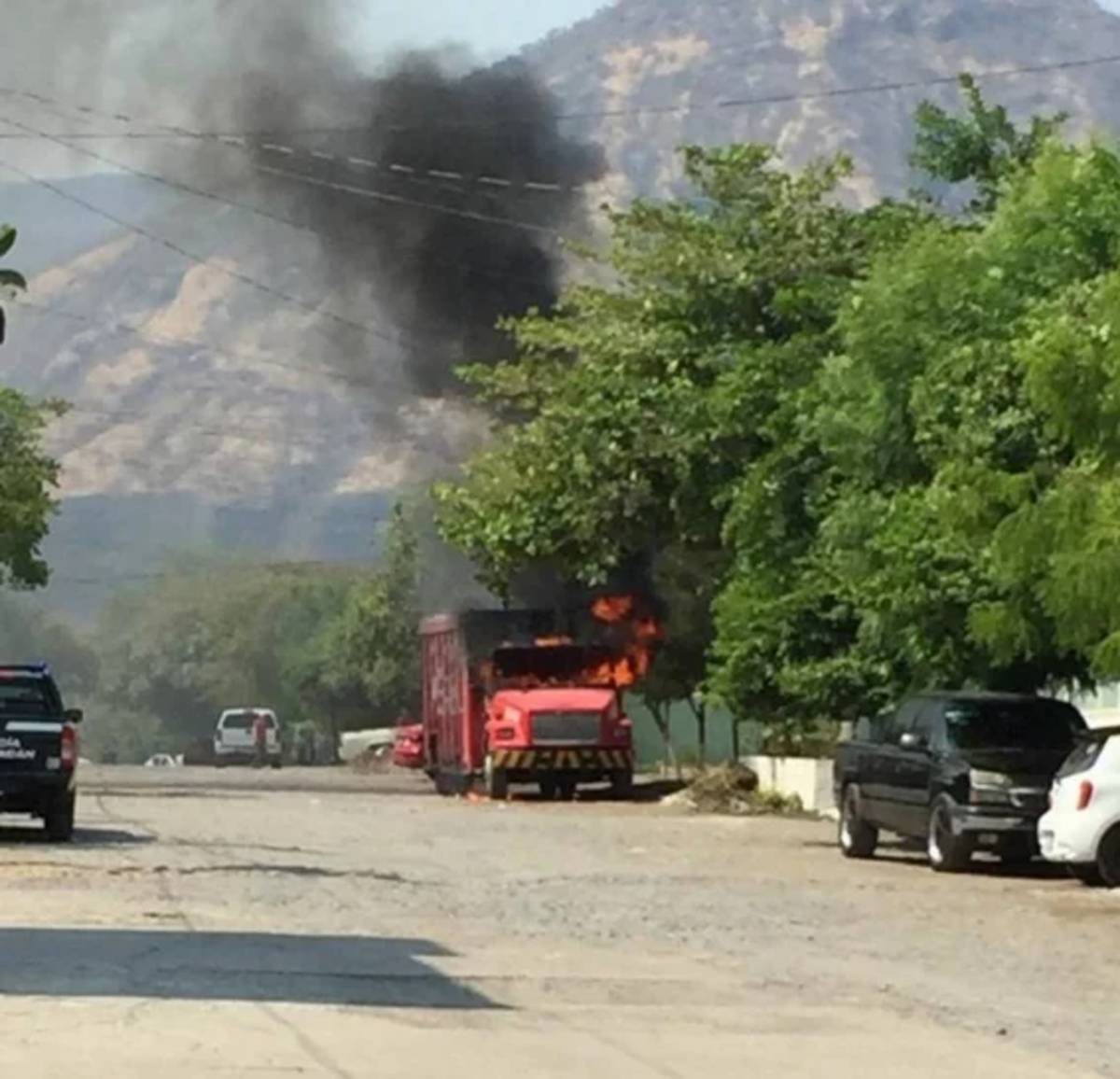 Autoridades de seguridad en Michoacán informaron que en total se reportaron 11 bloqueos con vehículos, algunos incendiados, en la región de Tierra Caliente, todos ya fueron liberados.