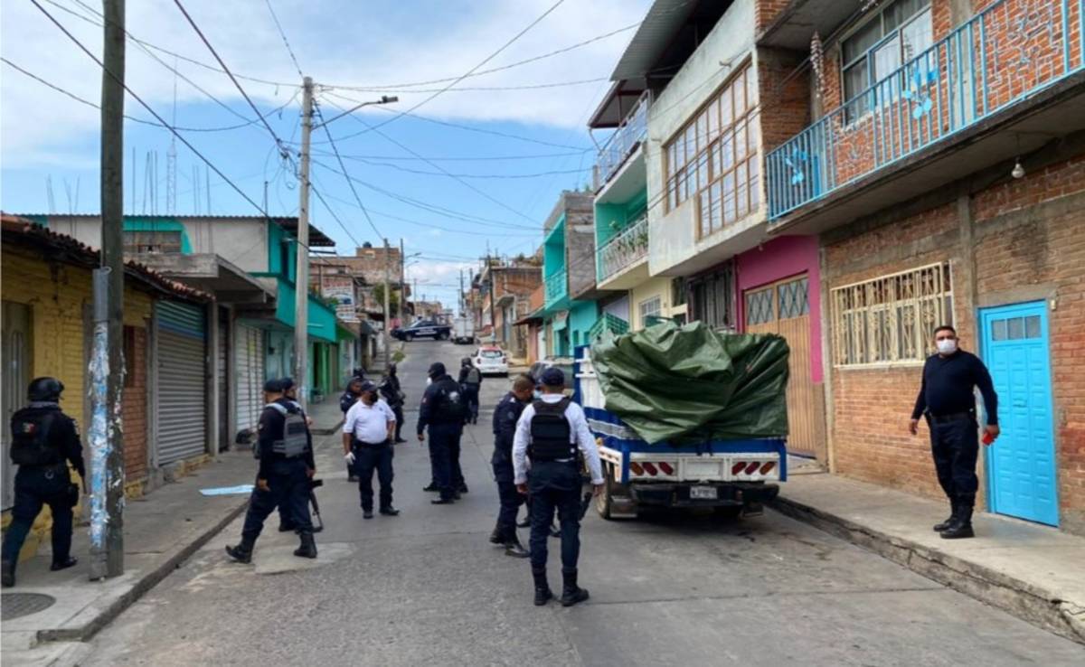 Los cadáveres de 8 hombres y una mujer con visibles huellas de violencia, fueron localizados dentro de una camioneta que fue abandonada en calles de la zona centro de Zitácuaro,