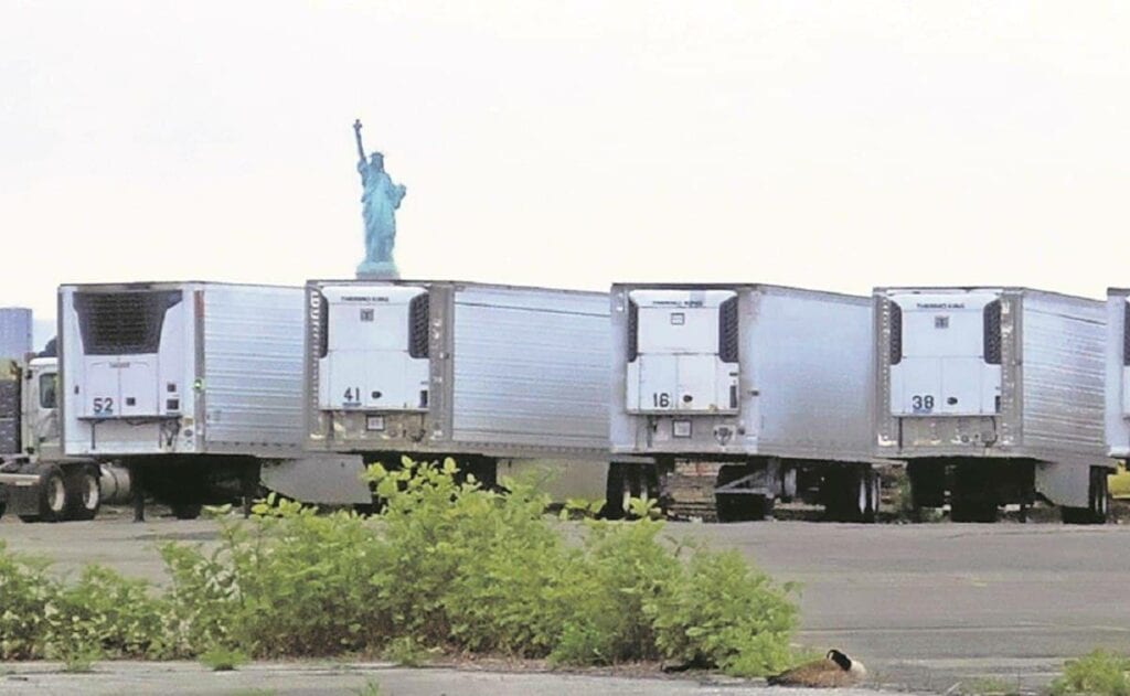Cientos de cadáveres de personas que murieron en los peores momentos de la crisis del covid-19 en Nueva York (Estados Unidos), hace más de un año, continúan en camiones frigoríficos.