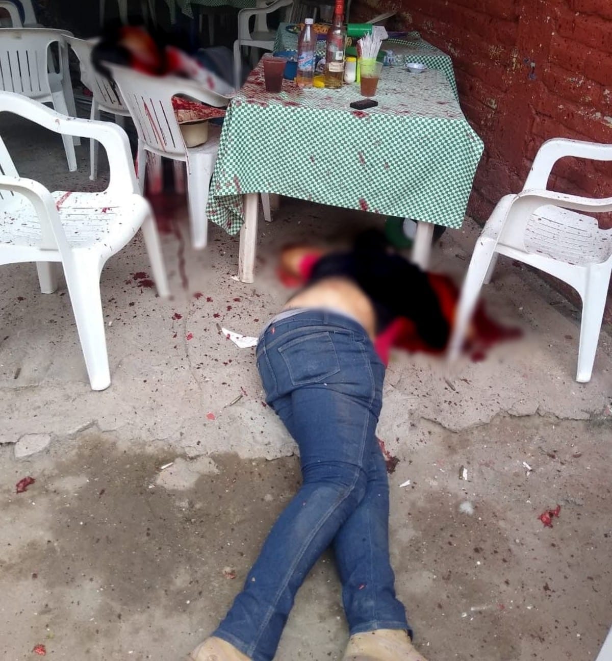 Cinco hombres fueron aniquilados por un comando que ingresó y disparó contra ellos en un antro de nombre “Memo”, en Jalisco, ubicado sobre la carretera Guadalajara-Jiquilpan.