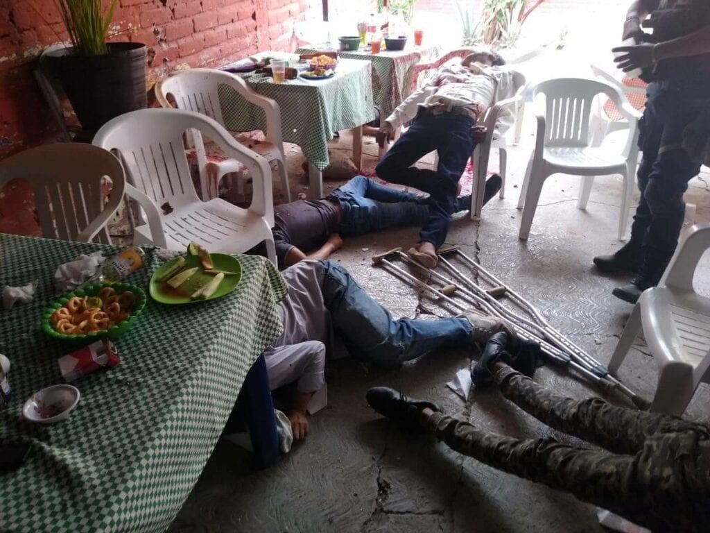 Cinco hombres fueron aniquilados por un comando que ingresó y disparó contra ellos en un antro de nombre “Memo”, en Jalisco, ubicado sobre la carretera Guadalajara-Jiquilpan.