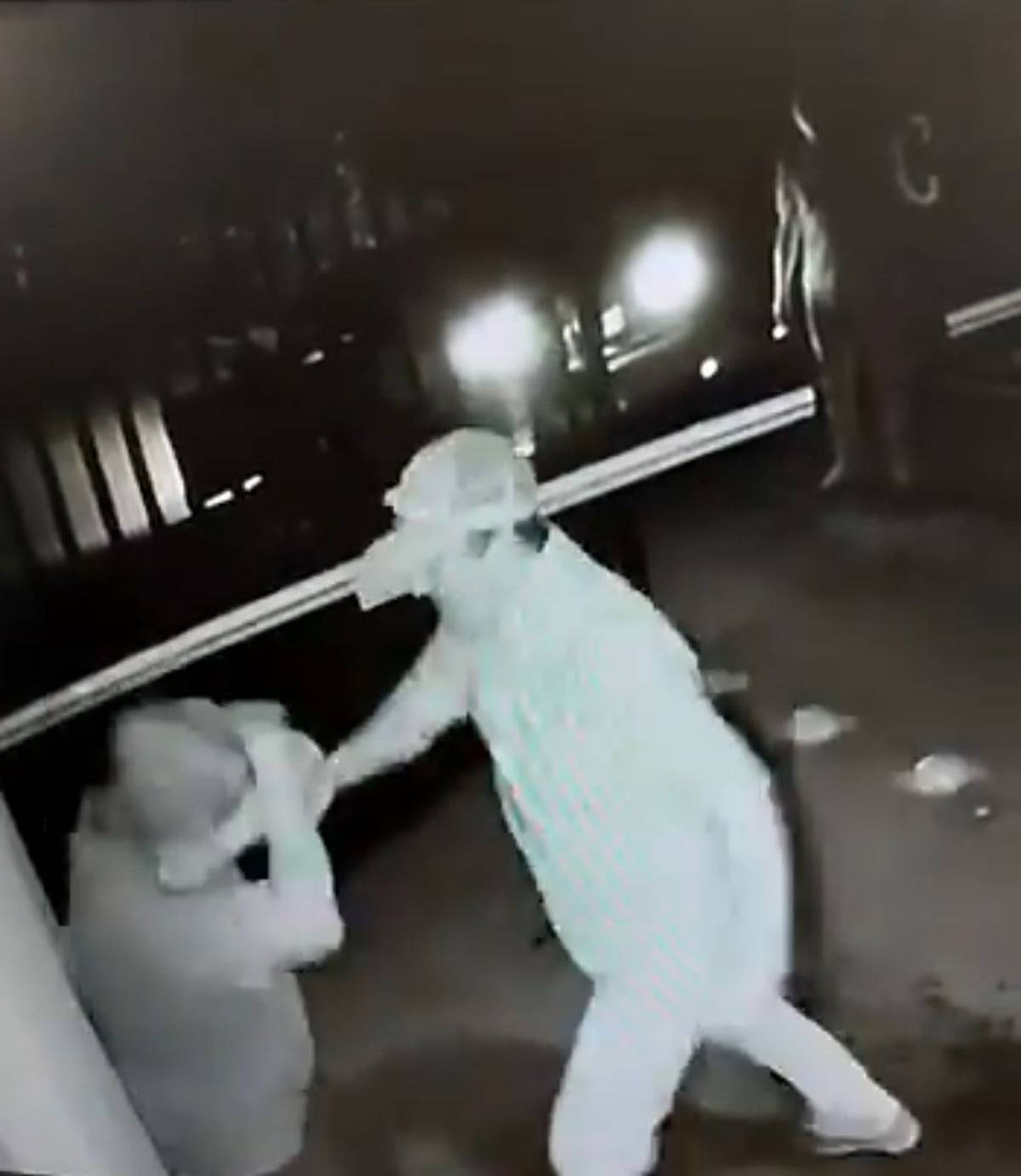 En redes sociales se compartió un video de seguridad en el que se observa cómo un adulto mayor recibe una golpiza por parte de un hombre más joven, en Apodaca, Nuevo León.