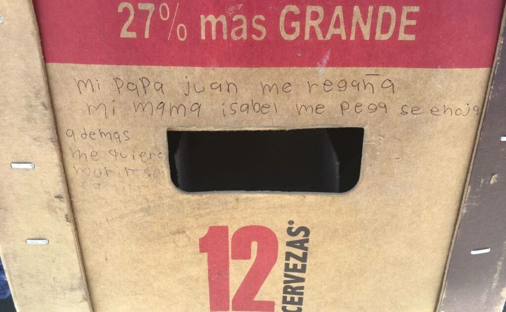 Una niña de nombre Camila, escribió en un cartón de envases de cerveza un recado donde pide auxilio, asegurando que es maltratada por sus padres y que se quiere morir