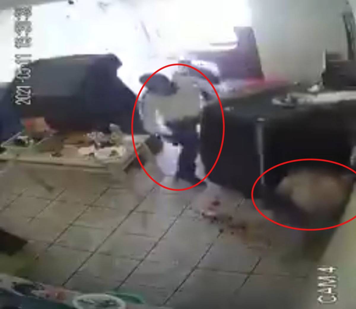 El doble homicidio ocurrido en un local de máquinas tragamonedas de la ciudad de Uruapan, Michoacán, quedó grabado en un video de las cámaras de seguridad