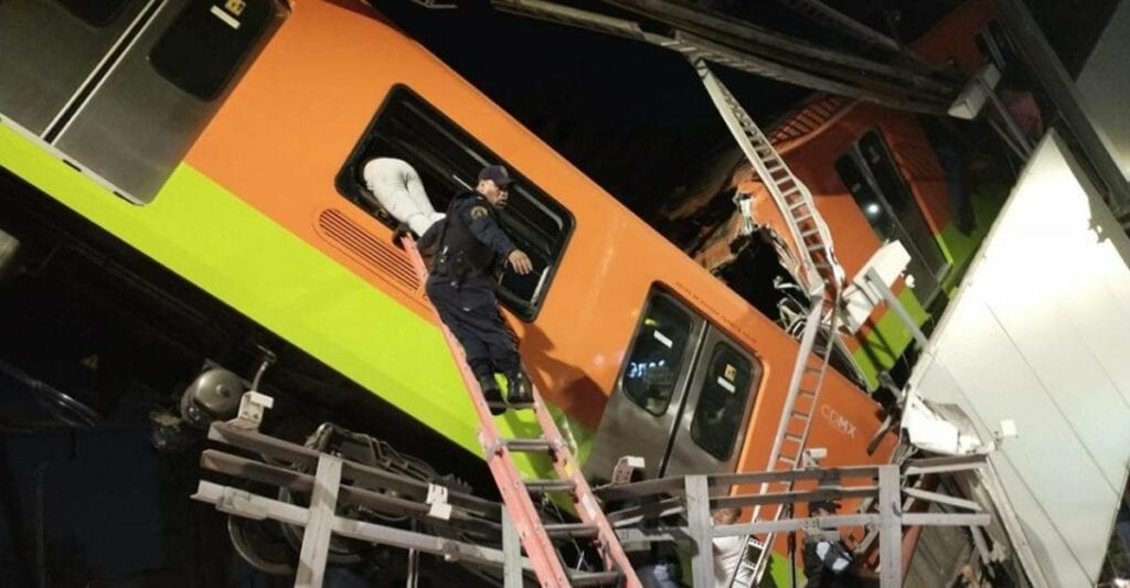 Suman 24 muertos en accidente del Metro.