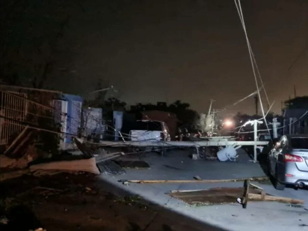 Una tromba que azotó a Nuevo Laredo, Tamaulipas, dejó al menos un muerto y considerables daños, incluyendo un apagón que dejó sin luz a 157 mil 228 viviendas.