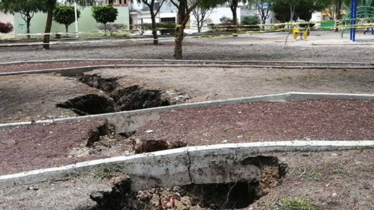 Una grieta de 8 metros de largo y 70 centímetros de profundidad, apareció en el parque de la colonia Villa de los Arcos, en la ciudad de Celaya, la cual ya afecta la pista para correr y parte de las áreas verdes