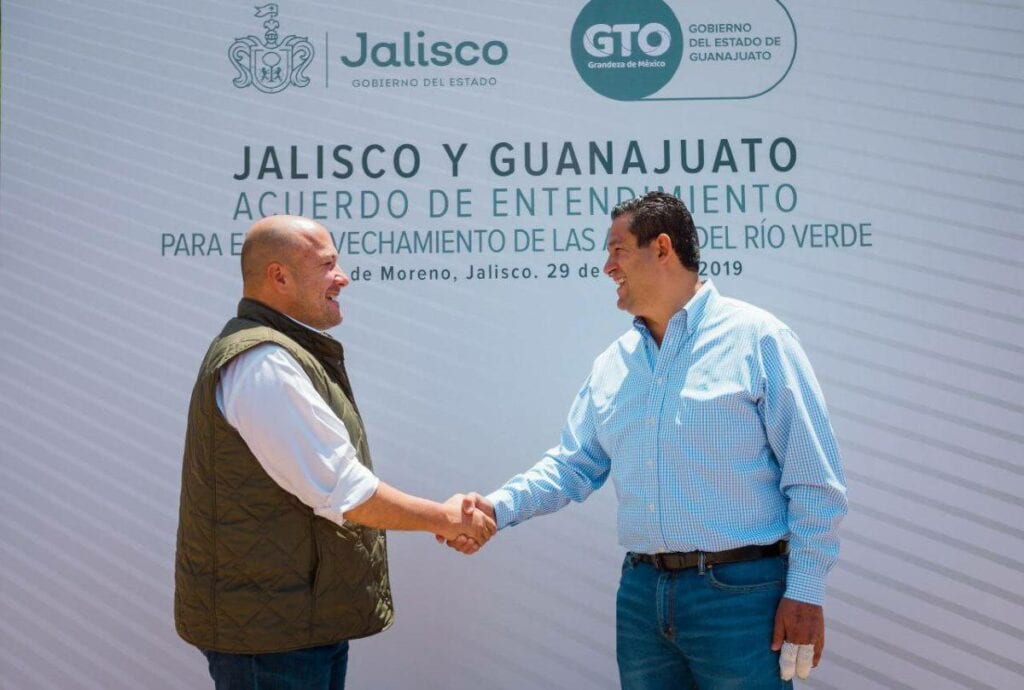 Enrique Alfaro Ramírez y Diego Sinhue Rodríguez, gobernadores de Jalisco y Guanajuato respectivamente, firmaron el Acuerdo de Entendimiento para el Aprovechamiento de las Aguas del Río Verde en Lagos de Moreno.