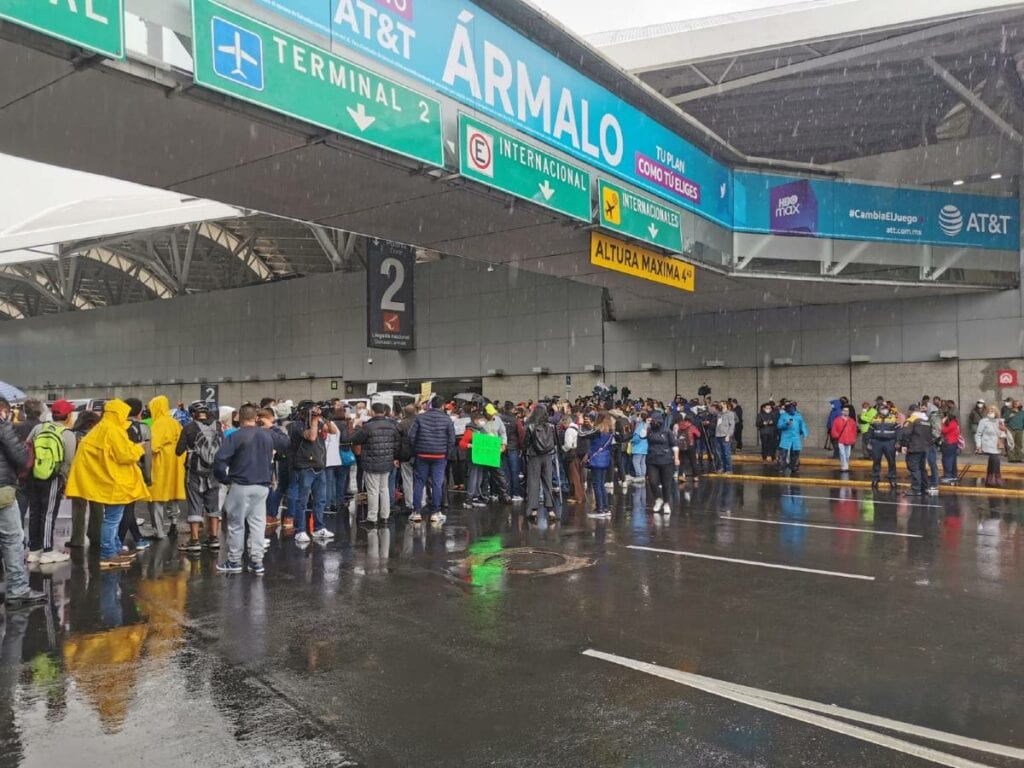 padres y madres de niños con cáncer bloquean la Terminal 1 del Aeropuerto Internacional de la Ciudad de México (AICM) por el desabasto de medicamentos oncológicos.