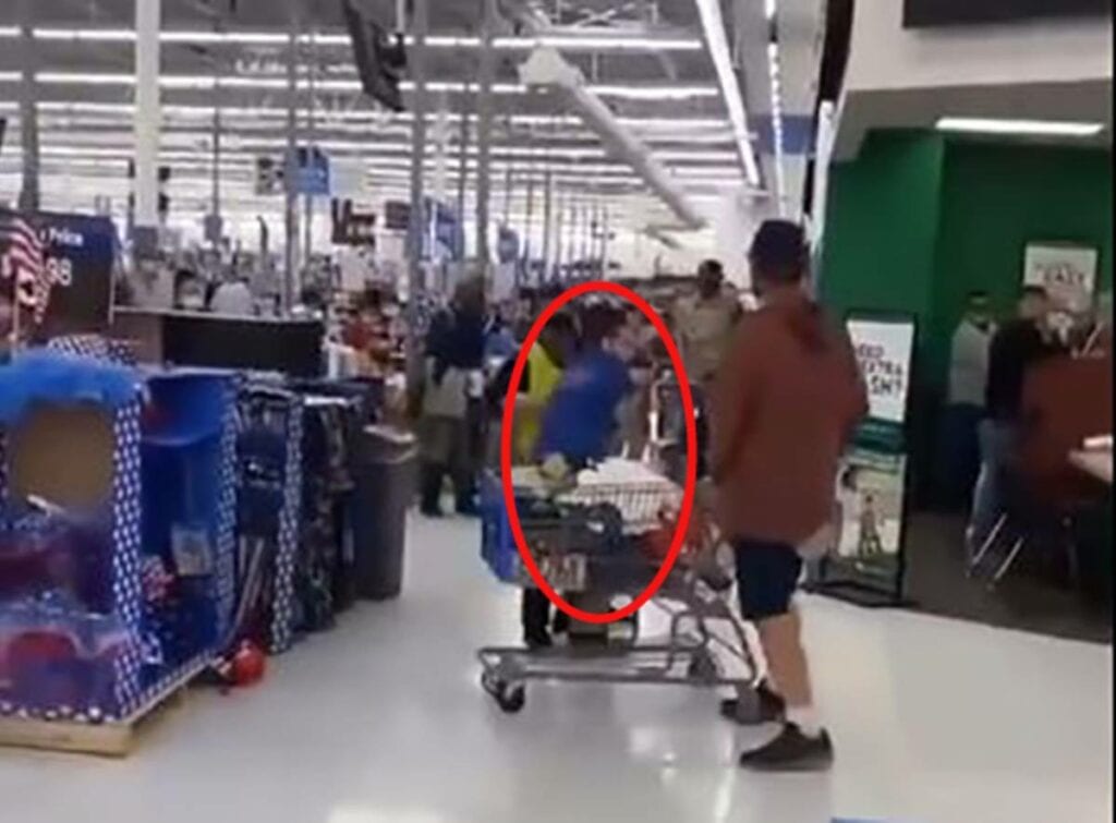 Un video que circula en redes sociales muestra los momentos en los que un empleado de una tienda Walmart da tremendos golpes a un empleado que segundos antes lo agredió física y verbalmente.