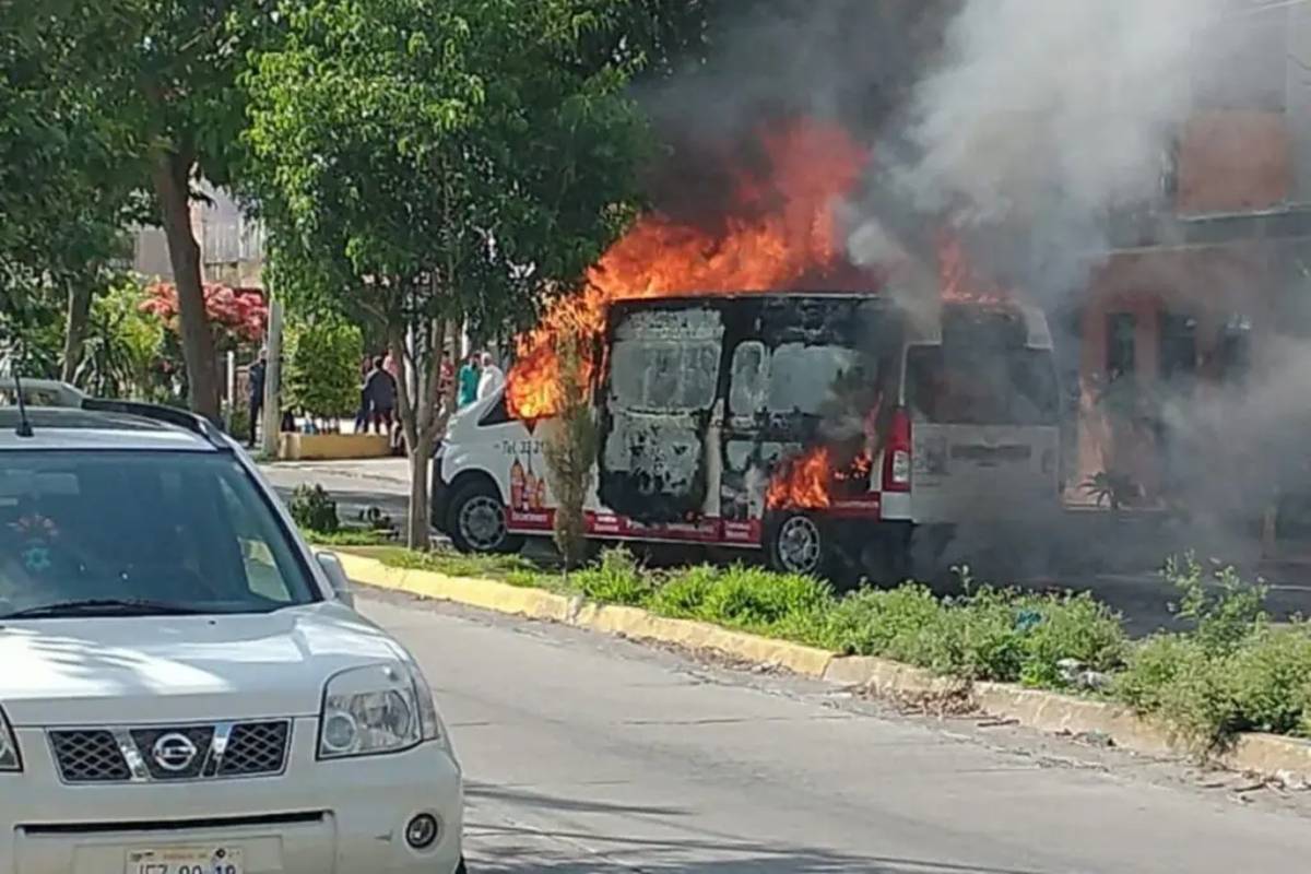 Un intento de asalto a una camioneta de valores en Plaza Forum Tlaquepaque, en Guadalajara, Jalisco, dejó 5 lesionados, 2 detenidos, un vehículo quemado y armas aseguradas.