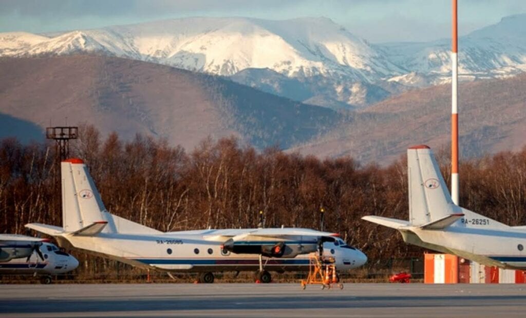 Equipos de rescate rusos localizaron el lugar donde se estrelló un avión de pasajeros con 28 personas a bordo que había desaparecido de los radares unas horas antes, cuando iba a aterrizar en la remota península de Kamchatka, en el extremo oriente del país