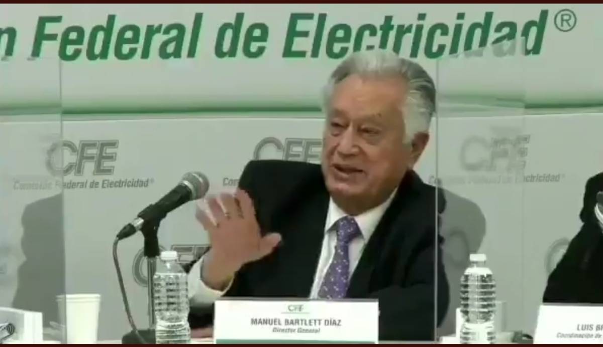 El director de la Comisión Federal de Electricidad (CFE), Manuel Bartlett, recibió fuertes críticas por llamar "bozal" al cubrebocas y pedirle a un reportero que s elo quite durante un evento de meidos.