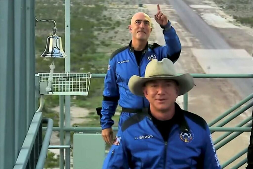 Jeff Bezos, el hombre más rico del planeta, alcanzó este martes el espacio tras despegar desde una base en el oeste de Texas a bordo del cohete New Shepard, con el que superó los 106 kilómetros de altura para luego emprender el regreso a la Tierra, en un viaje de unos 11 minutos de duración.