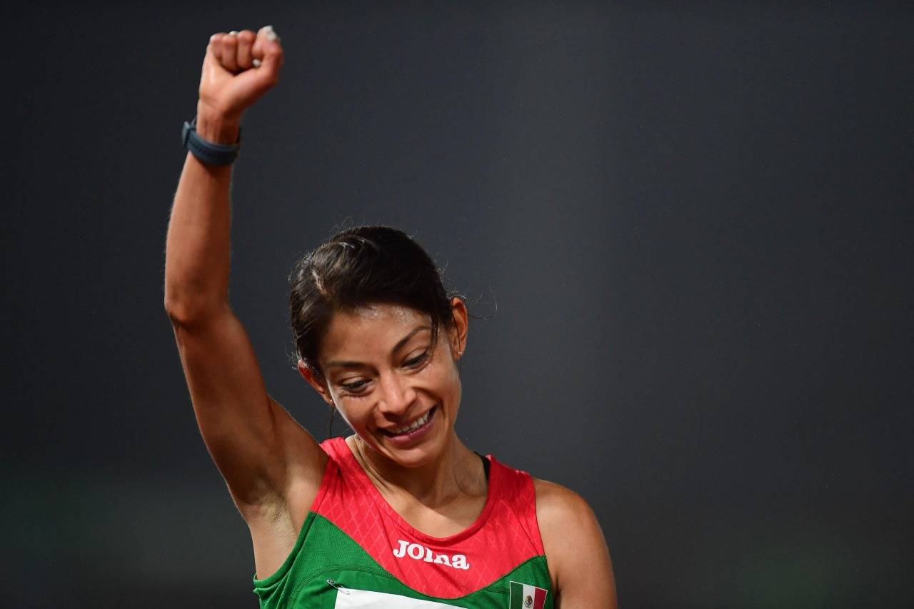 La mexicana Laura Galván impuso récord nacional tras marcar un tiempo de 15:00.16 en los 5 mil metros planos dentro del circuito del estadio Olímpico de Tokio.
