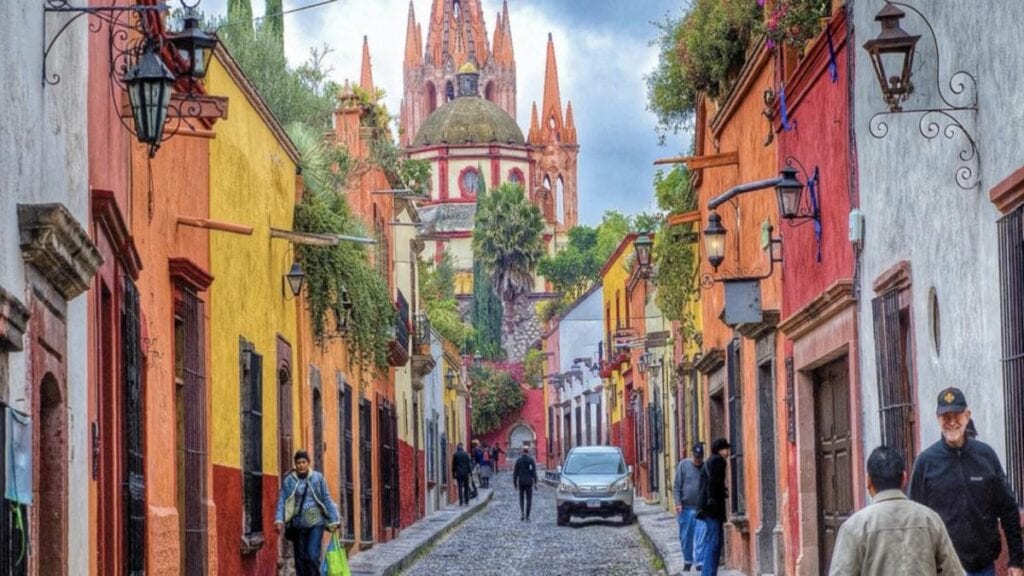 Durante estas vacaciones de verano la Secretaría de Turismo prevé la llegada de más de 3 millones de personas, entre visitantes y turistas, a todas las ciudades turísticas de Guanajuato.