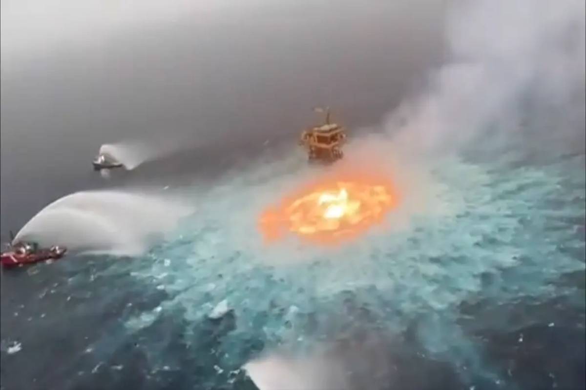 Un fuerte incendio se registró en la plataforma submarina de Pemex Ku Sierra, en el Golfo de México, en la sonda de Campeche. Hasta el momento no se reportan heridos