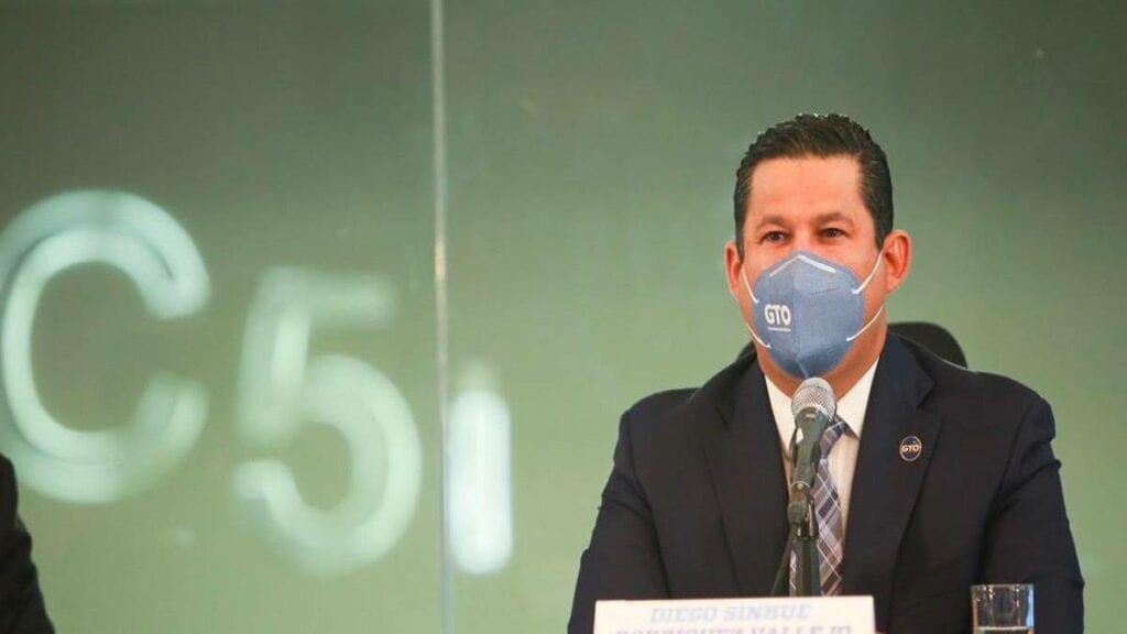 El gobernador de Guanajuato, Diego Sinhue Rodríguez Vallejo, anunció que en su administración desaparecerán tres subsecretarías y habrá varios despidos debido al gasto extraordinario que ha implicado la pandemia de coronavirus Covid-19, junto con lo que consideró que ha sido el abandono presupuestal por parte de la Federación.