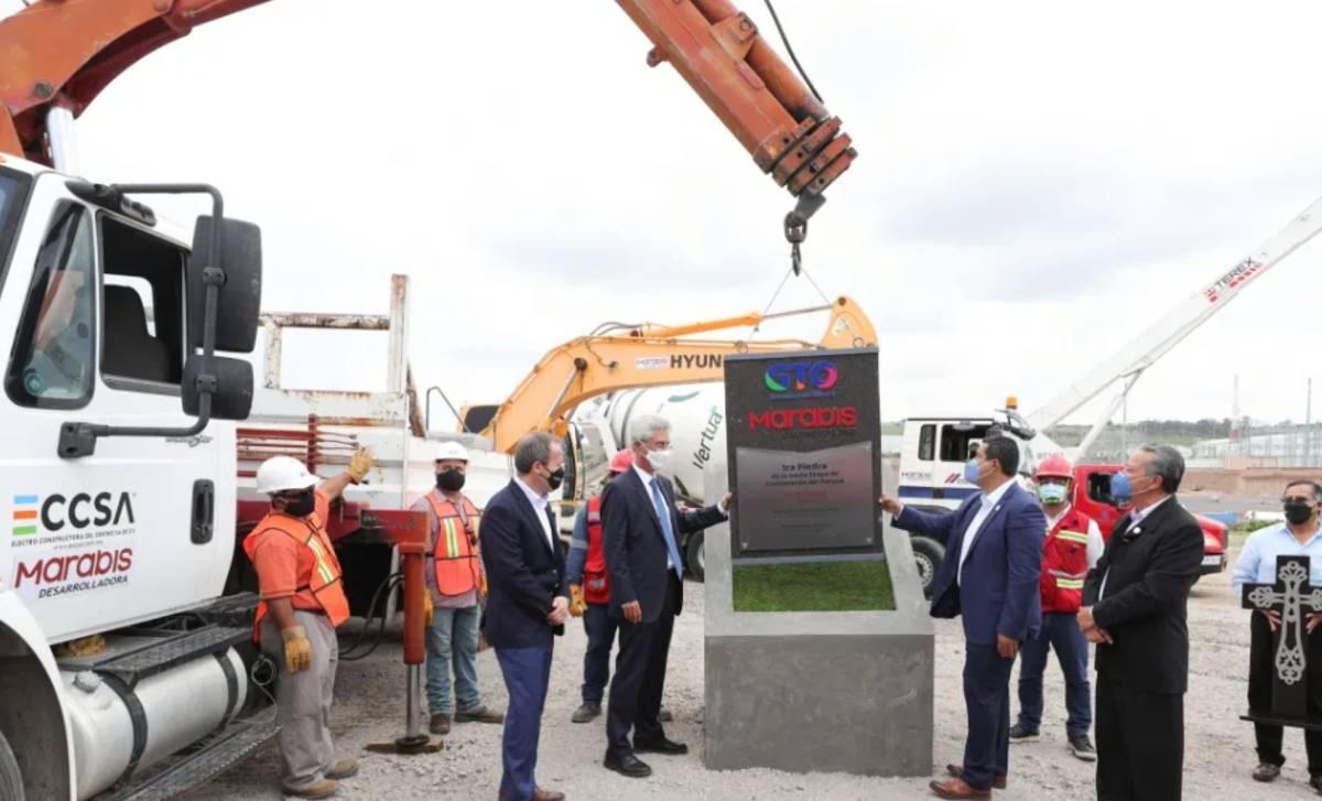 Diego Sinhue Rodríguez Vallejo, Gobernador de Guanajuato, colocó la primera piedra de la sexta etapa del Parque Industrial Marabis Castro del Río, en donde se invierten 24 millones de dólares.
