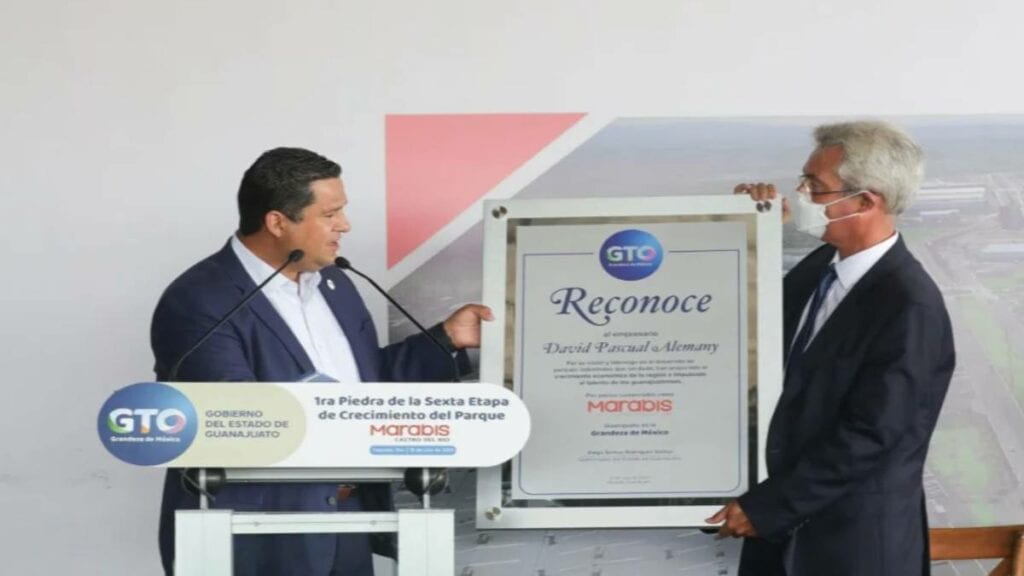 Diego Sinhue Rodríguez Vallejo, Gobernador de Guanajuato, colocó la primera piedra de la sexta etapa del Parque Industrial Marabis Castro del Río, en donde se invierten 24 millones de dólares.