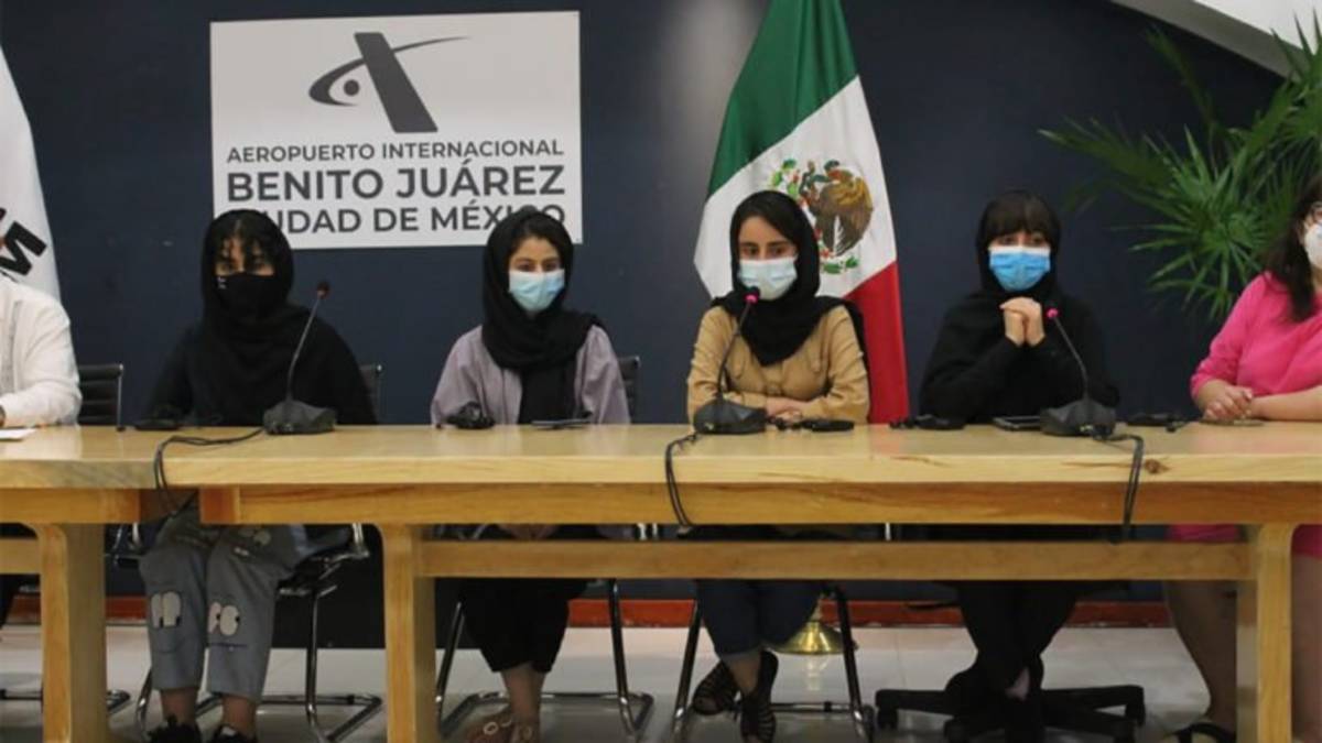 La Secretaría de Relaciones Exteriores dio la bienvenida a México a cinco mujeres afganas, quienes dejaron su país tras la toma de Kabul por parte de los talibanes, tal como lo adelantó el canciller Marcelo Ebrard en recientes días. 