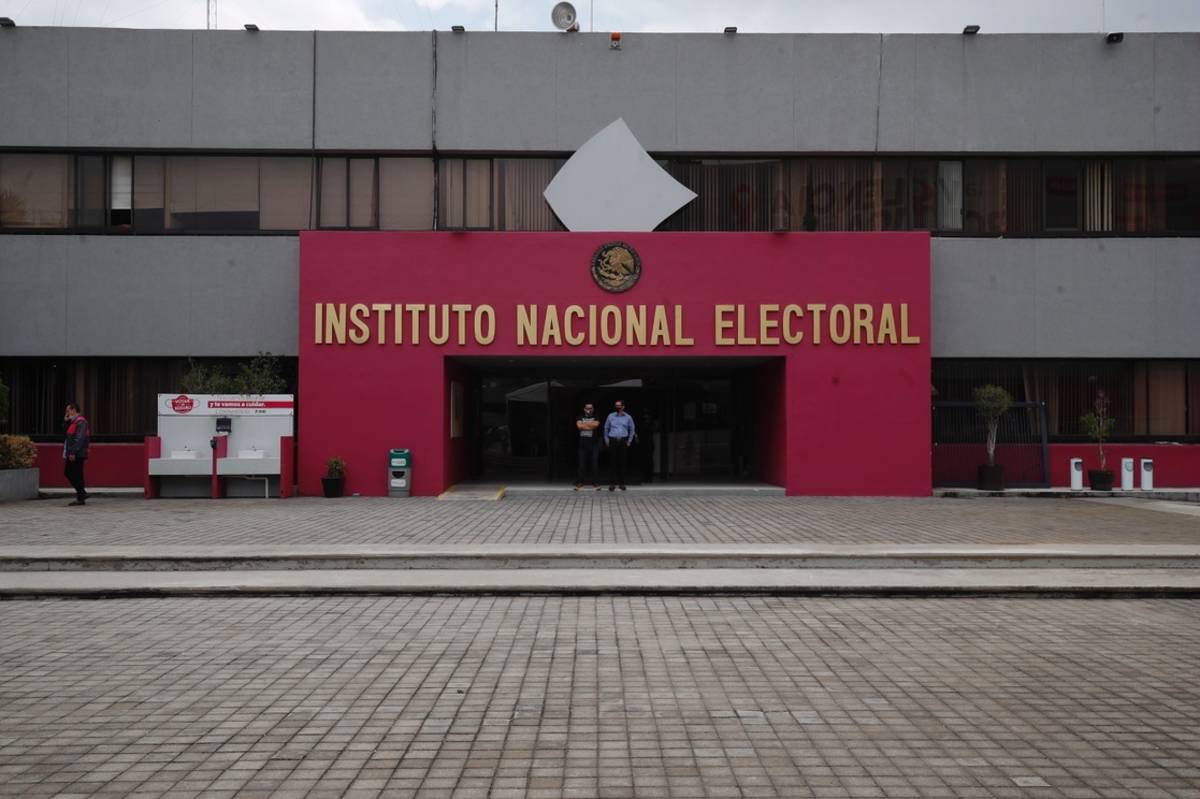 El presidente Andrés Manuel López Obrador (AMLO) anunció que presentará en breve una iniciativa de reforma en materia electoral para eliminar múltiples vicios y excesos en el Instituto Nacional Electoral (INE).