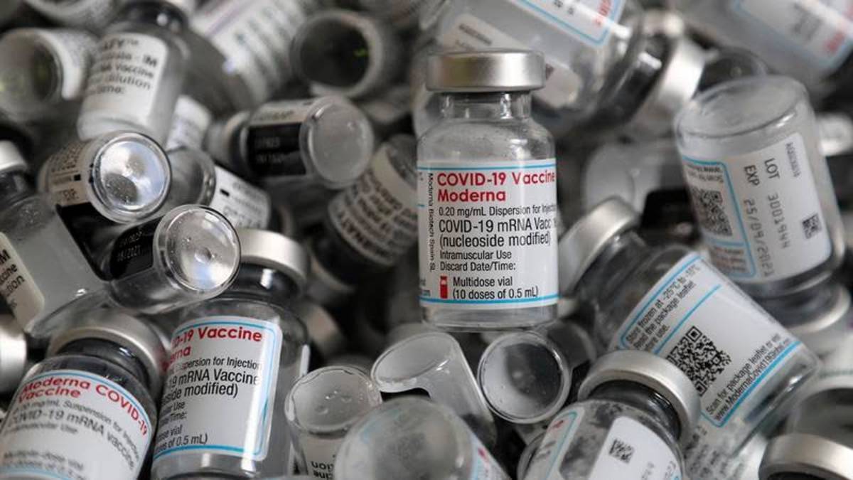 La Comisión Federal para la Protección contra Riesgos Sanitarios (Cofepris) autorizó, para uso de emergencia, la vacuna contra covid-19 de Moderna, con la denominación distintiva SpikeVax, una vacuna de ARN mensajero que requiere 2 dosis administradas con 28 días de diferencia.