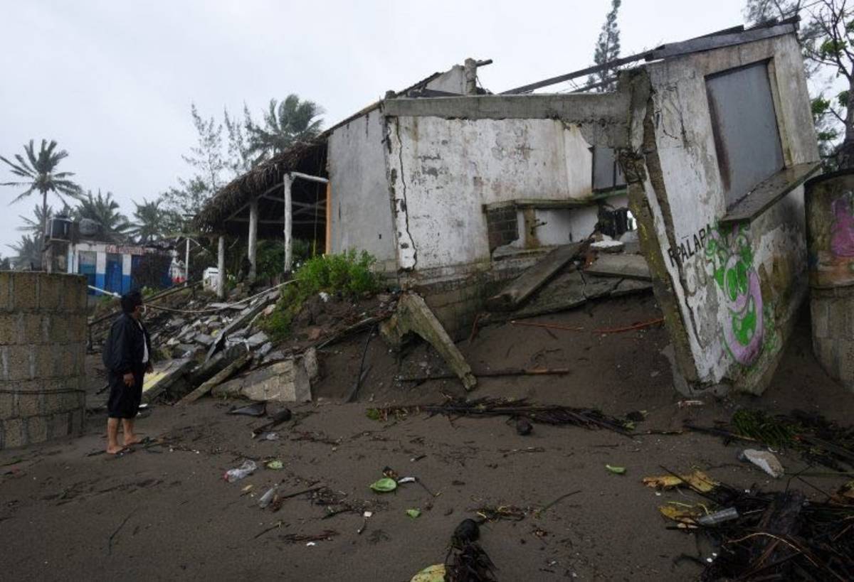 Ocho muertos, tres desaparecidos, cortes carreteros y daños aún no cuantificados dejó el paso de “Grace” en el estado de Veracruz.