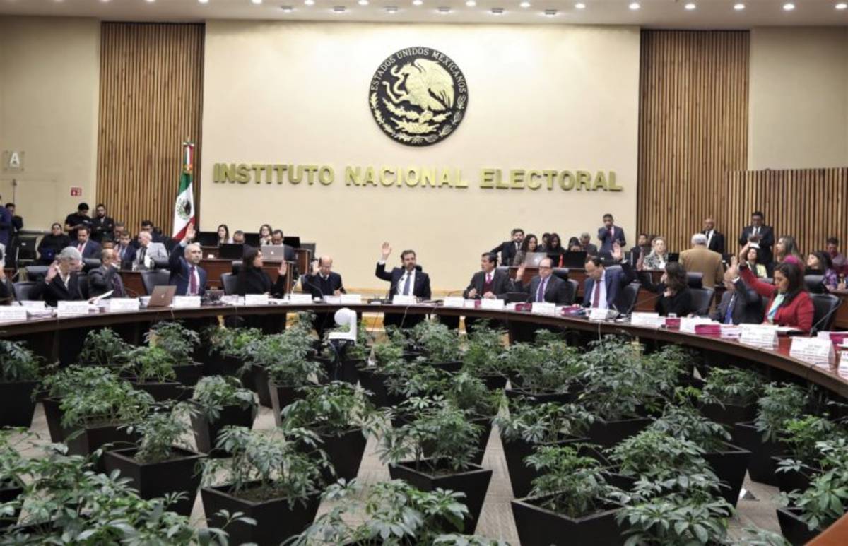 El Consejo General del Instituto Nacional Electoral (INE) aprobó el acuerdo donde se estable un monto de 5 mil 821 millones 851 mil 704 pesos como financiamiento público para los partidos políticos nacionales en el 2022.
