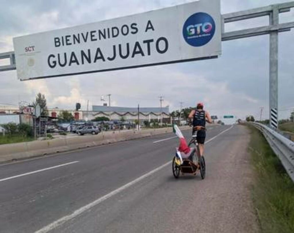 Jonas Deichmann, el alemán y apasionado deportista se encuentra en tierras guanajuatenses como parte de su travesía de cruzar México en 120 días. Por Guanajuato pasará por León, Silao y San Miguel de Allende.