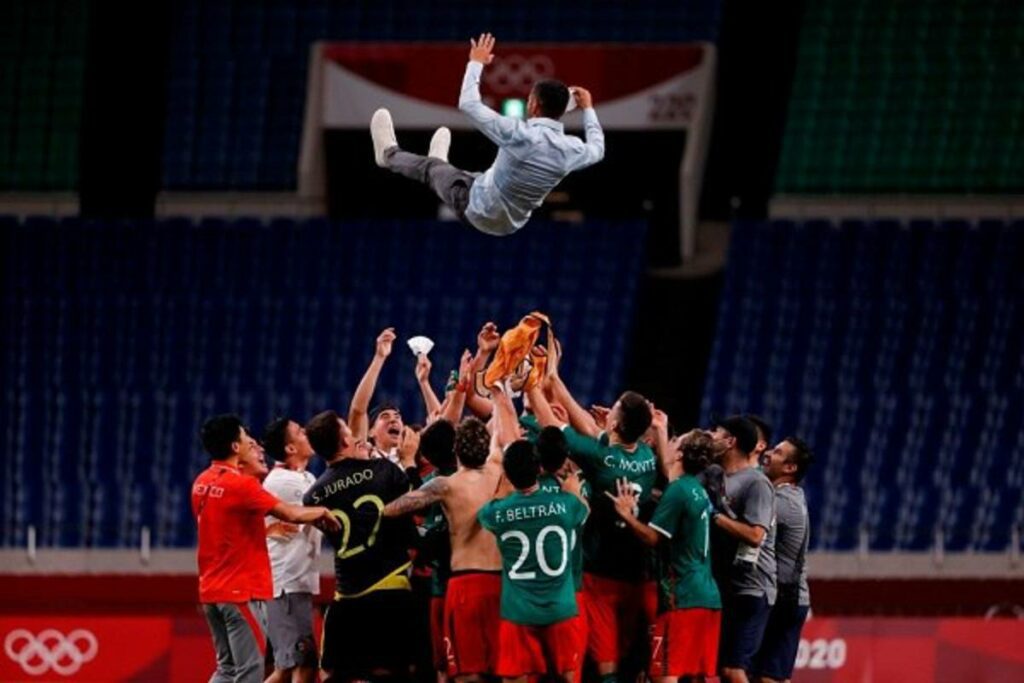 Por segunda ocasión en su historia el futbol mexicano se sube al podio en unos Juegos Olímpicos, luego de que el Tricolor se impuso 3-1 a Japón en el encuentro por el tercer lugar, lo que le dio a la delegación de México su cuarta medalla de bronce en Tokio 2020.