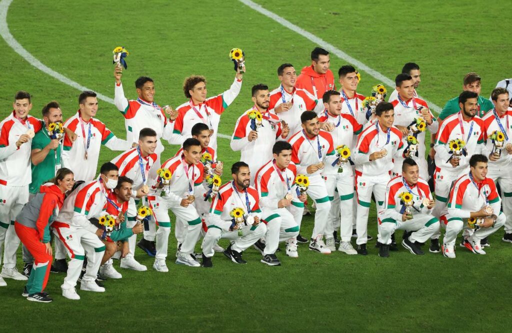 La Selección Olímpica de México se reencontró con el podio olímpico, el que pisó como campeona en Londres 2012, para recibir la medalla de bronce en la ceremonia de premiación del torneo de futbol de Tokio 2020