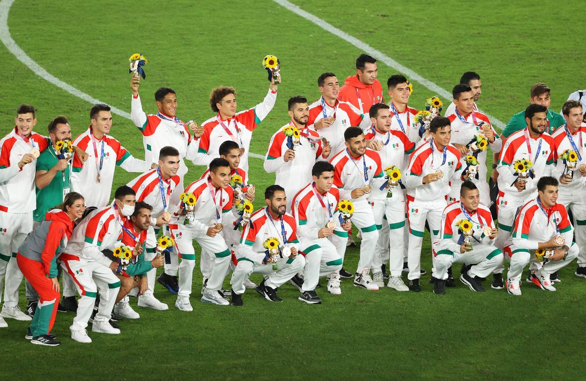 La Selección Olímpica de México se reencontró con el podio olímpico, el que pisó como campeona en Londres 2012, para recibir la medalla de bronce en la ceremonia de premiación del torneo de futbol de Tokio 2020