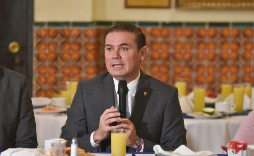 El alcalde Alejandro Navarro Saldaña ofreció esta capital para la celebración de bodas entre personas del mismo sexo y se comprometió a respaldar la legalización del matrimonio igualitario en Guanajuato.