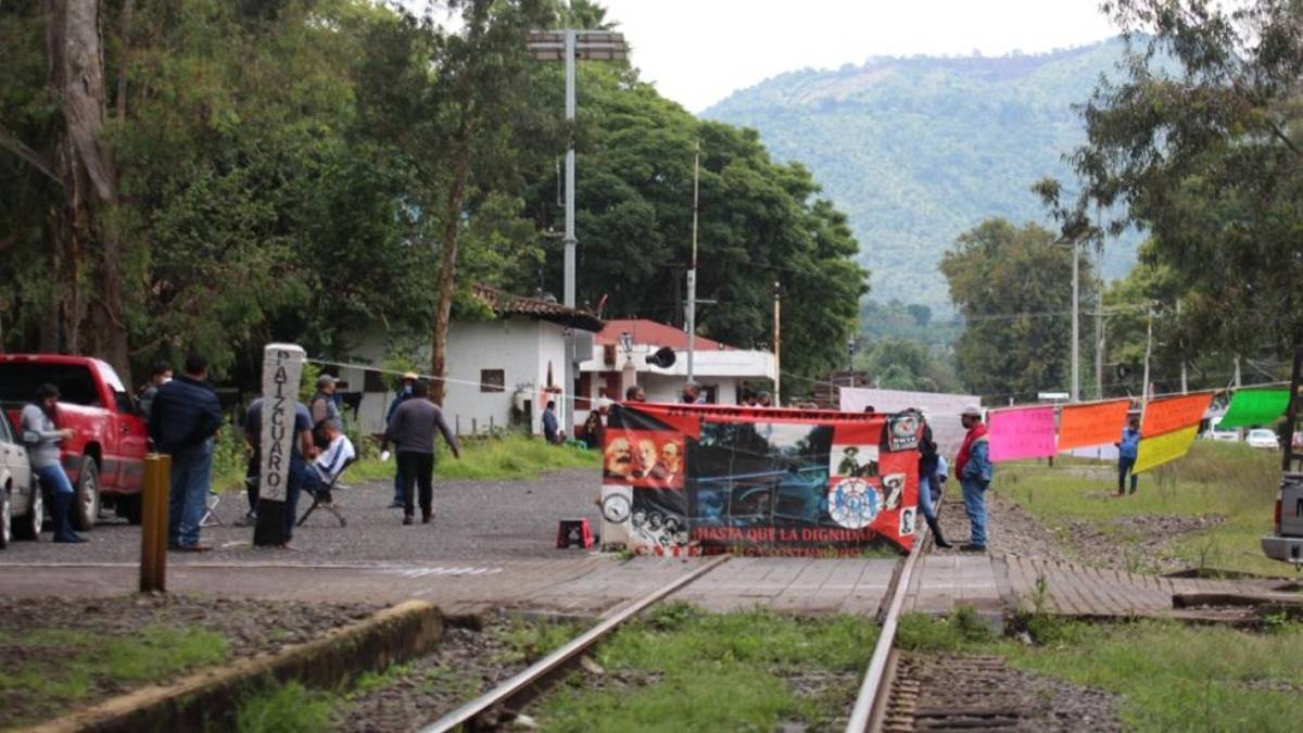 La Coordinadora Nacional de Trabajadores de la Educación (CNTE) cumplió un mes de bloqueo a vías del tren en el estado de Michoacán, lo que ha causado pérdidas millonarias.