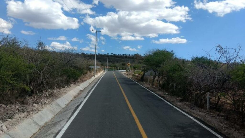 El alcalde Alejandro Navarro anunció que el Gobierno del Estado otorgará ocho millones de pesos para la construcción del camino que conecta la comunidad de El Zangarro con la carretera 45, con esto se podrá pavimentar la totalidad de la vialidad.