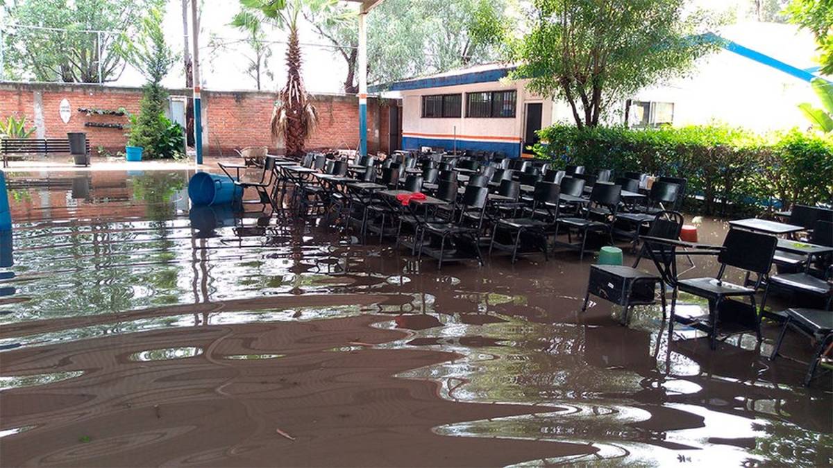Preescolares, primarias y secundarias del suroeste de Guanajuato, en Irapuato, Cuerámaro, Pénjamo, Abasolo y Huanímaro, registraron afectaciones por las inundaciones.