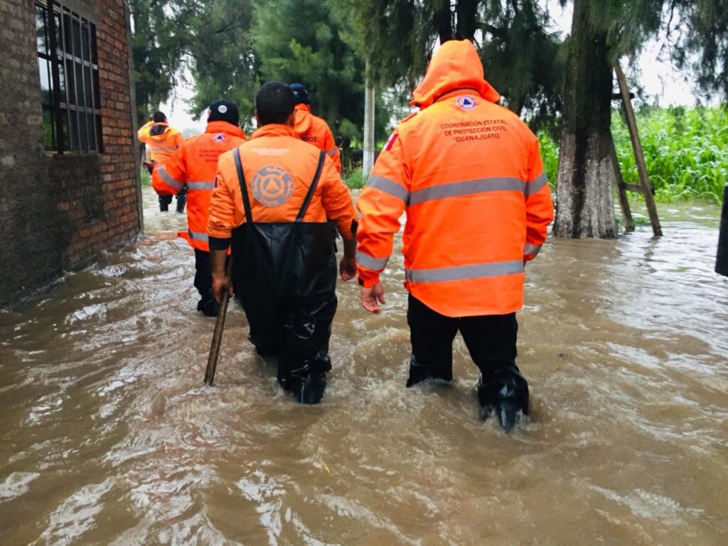 Ante las inundaciones en algunas comunidades en el municipio de Abasolo, el Gobierno del Estado de Guanajuato mantiene vigilancia permanente en la zona para evitar mayores afectaciones y se evacuaron más de mil personas a lugares seguros.